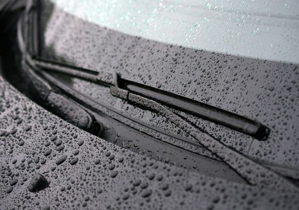 撥水する自動車ガラス